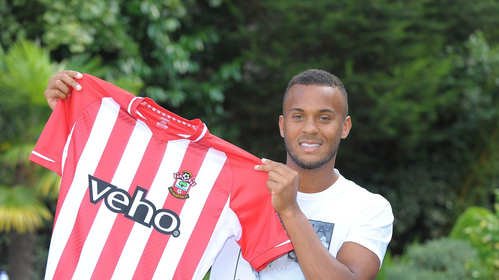 9. Ryan Bertrand (Chelsea sang Southampton, 2014): Nhà vô địch Champions League 2012/13 bị đẩy sang Southampton theo bản hợp đồng cho mượn và ngay lập tứng thi đấu bùng nổ trong màu áo “The Saints”. Chứng kiến phong độ ấn tượng của Ryan Bertrand, đội chủ sân Saint Mary đã phải bỏ ra 10 triệu để mua đứt hậu vệ người Anh từ Chelsea một năm sau đó.