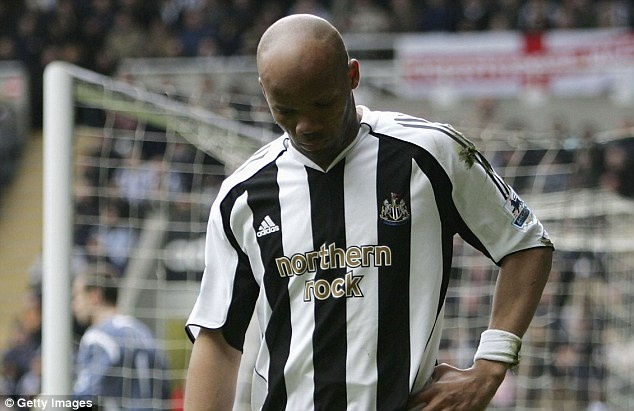 7. Jean-Alain Boumsong (Rangers sang Newcastle, 2005): Cổ động viên của “Chích chòe” vẫn còn rùng mình khi nhớ về cái tên “Jean-Alain Boumsong”. Sở hữu những phẩm chất lý tưởng cho một trung vệ tại Premier League. Tuy nhiên, cựu cầu thủ Rangers ngày càng sa sút phong độ và màn trình diễn thường được gắn với từ “thảm họa”. Bất chấp sự yếu kém về chuyên môn, cựu tuyển thủ Pháp vẫn kiếm được một vị trí trong đội hình Juventus năm 2006, mùa giải “Lão phu nhân” bị giáng hạng xuống Serie B.
