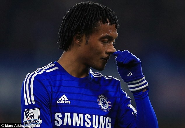 3. Juan Cuadrado (Fiorentina sang Chelsea, 2015): Chelsea phải rất vất vả cạnh tranh với MU và Barcelona để có được chữ ký của cầu thủ chạy cánh của người Colombia với mức phí 23.3 triệu bảng. Tuy nhiên, ngôi sao 27 tuổi không thể phát huy tốc độ và kỹ thuật của mình tại sân Stamford Bridge. Cuadrado chỉ có 4 lần ra sân trong đội hình chính thức của Mourinho trước khi bị đẩy sang Juventus dưới dạng cho mượn.
