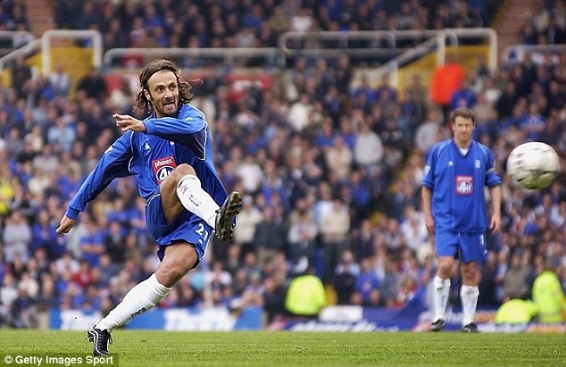 10. Christophe Dugarry (Bordeaux sang Birmingham- 2003): Bản hợp đồng vội vã trong kỳ chuyển nhượng mùa đông 2002 tịt ngòi trong 10 trận đầu tiên, tuy nhiên 5 bàn thắng trong 4 trận cuối cùng của mùa giải đã  giúp Birmingham trụ hạng thành công vào cuối mùa giải. Những đóng góp sau đó của chân sút người Pháp chẳng đáng là bao, nhưng cái tên Christophe Dugarry vẫn trở thành người hùng trong lòng những ai yêu mến đội chủ sân Saint Andrew’s.
