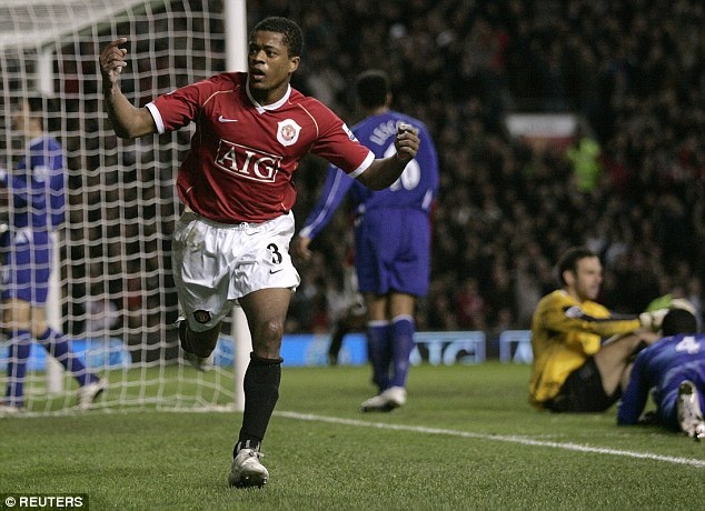 2. Patrice Evra (AS Monaco sang MU, 2006): Cùng với người đồng đội Nemanja Vidic, Evra cũng có màn ra mắt thảm họa trong trận derby với Manchester City. Thậm chí, tuyển thủ Pháp còn bị thay ra ngay khi hiệp đấu đầu tiên kết thúc. Bằng nỗ lực không ngừng nghỉ, hậu vệ sinh năm 1981 đã trở thành sự lựa chọn số một của Sir Alex cho vị trí hậu vệ trái và giúp MU chinh phục những danh hiệu cao quý nhất trước khi chuyển sang thi đấu cho Juventus sau gần một thập kỷ khoác áo “Quỷ đỏ”.
