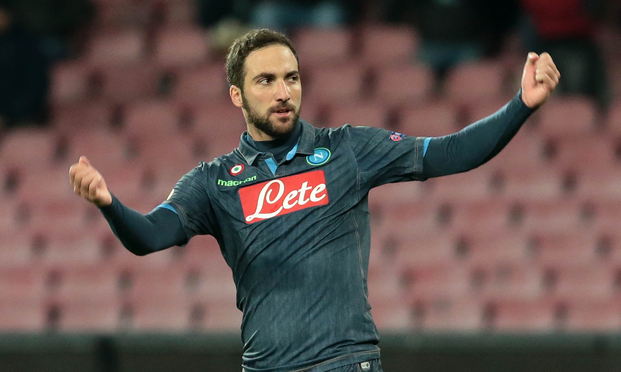 3. Gonzalo Higuain (Napoli): Học trò cũ tại Real Madrid của Mourinho đang tỏa sáng rực rỡ tại Italy trong 2 mùa giải gần đây. Với 71 bàn thắng sau 125 trận, Higuain đang là một trong số những tiền đạo tốt nhất tại Serie A nói riêng và toàn châu Âu nói chung. Chân sút người Argentina đã hoàn thiện khả năng ở mức độ cao nhất và sẵn sàng xuyên thủng mọi hàng phòng ngự chỉ bằng một cú dứt điểm một chạm. Trong khi đó, MU đang rất cần một tay săn bàn đẳng cấp để thay thế Wayne Rooney sa sút phong độ và chia sẻ gánh nặng với Anthony Martial. Mức giá 50 triệu bảng là trở ngại duy nhất của “Quỷ đỏ” trên con đường đến với cựu sao Real.