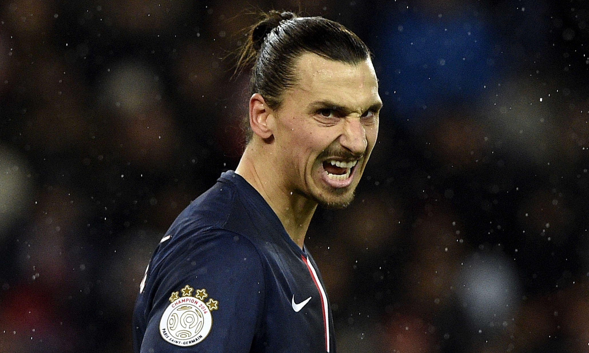 4. Zlatan Ibrahimovic (PSG): Siêu tiền đạo người Thụy Điển từng thừa nhận muốn thử sức ở Premier League. Mourinho dẫn dắt “Quỷ đỏ” thành Manchester có thể sẽ trở thành lý do thôi thúc chân sút kỳ cựu có thêm động lực để đưa ra quyết định tiếp theo cho sự nghiệp của mình bởi trước đó, Zlatan đã tuyên bố: “nếu Mourinho yêu cầu, tôi sẵn sàng chết vì ông ấy”.