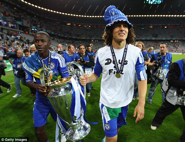 7. David Luiz (Benfia sang Chelsea, 2011): Với 3 danh hiệu lớn trong 3 mùa giải khoác áo đội chủ sân Stamford Bridge, trung vệ người Brazil hoàn toàn xứng đáng với số tiền 26 triệu bảng “The Blues” bỏ ra để chiêu mộ anh. Không chỉ dừng ở đó, David Luiz còn đem về lợi nhuận hơn 20 triệu bảng cho Chelsea khi bán anh cho PSG mùa hè năm 2014.