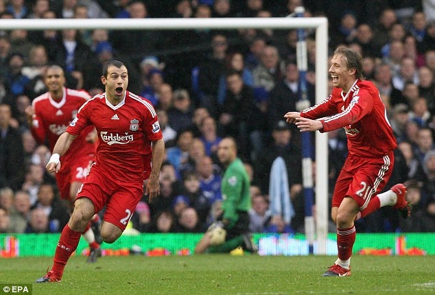 3. Javier Mascherano (West Ham sang Liverpool, 2007): Tài năng của tuyển thủ Argentina được khẳng định ngay từ khi còn chơi cho West Ham. Tuy nhiên, Mascherano đã không thể giúp “Lữ đoàn đỏ” đánh bại Milan trong trận chung kết Champions League mùa giải 2006/07. Hiện tại trong màu áo Barcelona, tiền vệ 31 tuổi đã tìm thấy điều duy nhất anh còn thiếu đó chính là những danh hiệu.
