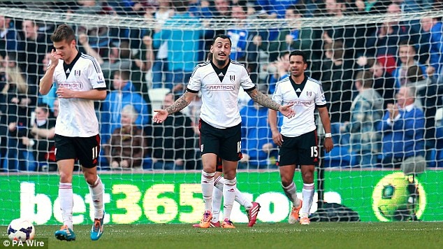 9. Konstantinos Mitroglou (Olympiacos sang Fulham, 2014): Chân sút trị giá 11 triệu bảng được kỳ vọng giúp “The Cottagers” trụ hạng an toàn. Tuy nhiên, niềm hy vọng lớn nhất lại trở thành gánh nặng cho Fulham. Tuyển thủ Hy Lạp chỉ ra sân đúng 3 lần và bị tổng cổ về Olympiakos ngay khi TTCN hè 2014 mở cửa.