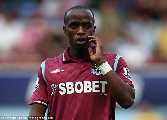 8. Savio (Brescia sang West Ham, 2009): Bản hợp đồng trị giá 9 triệu bảng ra sân vỏn vẹn 10 lần cho đội chủ sân Upton Park và bị đẩy sang Fiorentina vào cuối mùa. Thậm chí, người hâm mộ “The Hammers” còn không hề biết đến sự xuất hiện của tiền đạo người Uganda. 