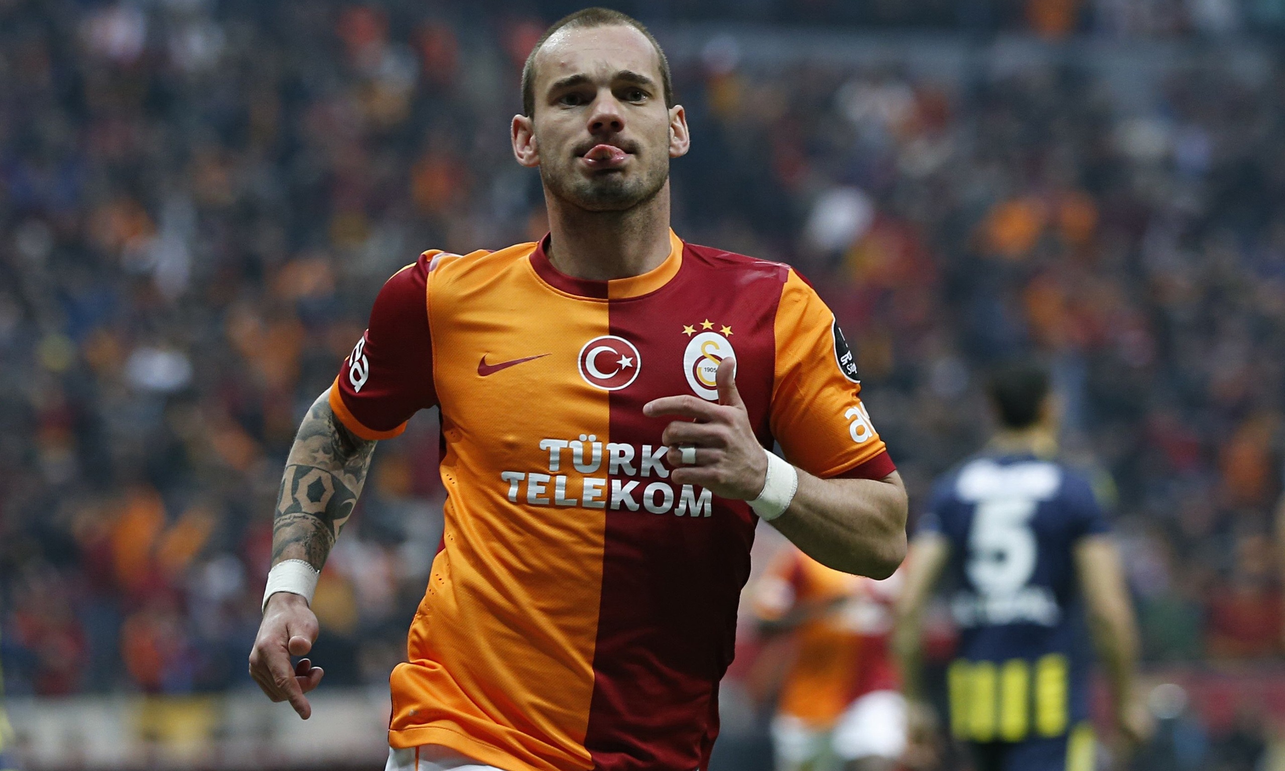 1. Wesley Sneijder (Galatasaray): Đẳng cấp của tiền vệ 31 tuổi là không phải bàn cãi. Cựu cầu thủ Inter từng giúp Nerazzurri giành cú ăn ba lịch sử và giúp “Cơn lốc màu da cam” vào đến chung kết World Cup trong năm 2010. Khi còn tại vị, Sir Alex Ferguson cũng rất muốn đưa tuyển thủ Hà Lan về Old Trafford nhưng chưa một lần thành công. Báo chí xứ sở sương mù đưa tin, ngôi sao thuộc biên chế Galatasaray sẽ là bản hợp đồng đầu tiên của Mourinho nếu ông chấp nhận ngồi vào chiếc ghế nóng thay Louis Van Gaal. Thương vụ này hoàn toàn có thể xảy ra khi bản thân “Người đặc biệt” cũng có mối quan hệ vô cùng thân thiết với cậu học trò sinh năm 1984.