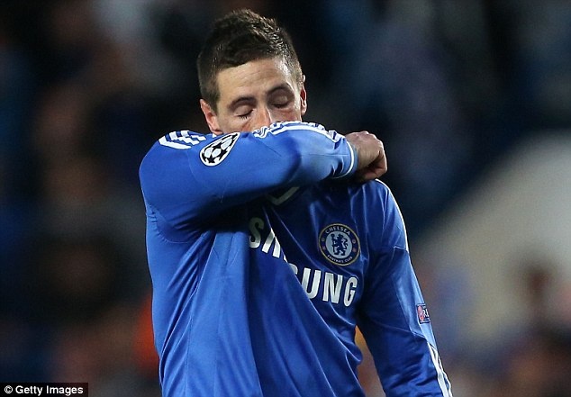 1. Fernando Torres (Liverpool sang Chelsea, 2011): Thương vụ giữa hai gã khổng lồ của bóng đá Anh đã gây chấn động trên toàn thế giới. Với 50 triệu bảng, tỷ phú Abramovich đã bổ sung vào đội hình của mình chân sút hàng đầu Premier League thời điểm đó. Giấc mơ chứng kiến cặp tiền đạo Drogba- Torres tỏa sáng của người hâm mộ “The Blues” đã không trở thành hiện thực khi cựu sao Liverpool chỉ ghi đúng 1 bàn sau 18 trận đầu tiên và 19 bàn trong toàn bộ quãng thời gian khoác áo Chelsea. Pha bỏ lỡ khó tin trong cuộc đối đầu với MU ở mùa giải 2011/12 đã khắc họa toàn bộ phong độ tệ hại của “El Nino”. 