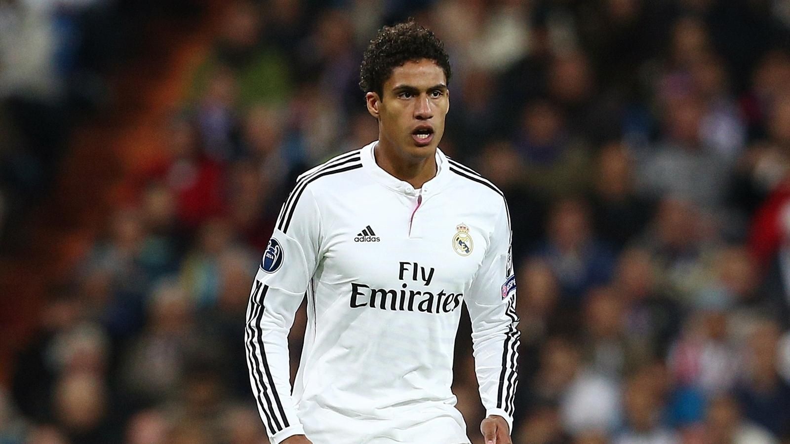 5. Raphael Varane (Real Madrid): Mourinho là người phát hiện ra tài năng của Varane. Ông cũng chính là người giúp cầu thủ trẻ người Pháp vươn mình trở thành một trong những trung vệ hàng đầu thế giới. Khi còn tại vị ở Chelsea, Mourinho đã nhiều lần thúc giục Abramovich chiêu mộ ngôi sao 22 tuổi nhưng không thành công. Nếu đồng ý đến làm việc tại MU, chắc chắn “Người đặc biệt” sẽ được rót rất nhiều tiền để xây dựng đế chế của mình và biến giấc mơ sở hữu Raphael Varane trở thành hiện thực. 