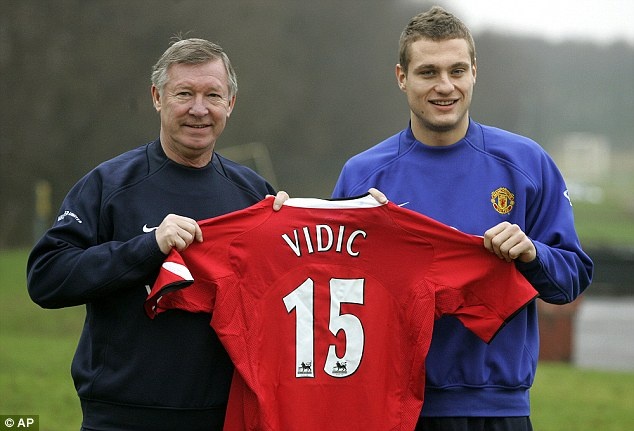 1. Nemanja Vidic (Sparta Moscow sang MU, 2006): Trung vệ người Serbia từng bị hoài nghi về tài năng khi để Manchester City đánh bại với tỷ số 4-1 ngay ở trận đấu ra mắt. Vượt qua những chỉ trích, cựu đội trưởng MU đã nhanh chóng khẳng định được phẩm chất hàng đầu của mình bằng 5 chức vô địch giải Ngoại hạng và 1 Champions League trong những mùa giải sau đó. Nemanja Vidic thi đấu vô cùng ăn ý bên cạnh Rio Ferdinand để tạo thành một trong những bộ đôi trung vệ xuất sắc nhất kỷ nguyên Premier League.