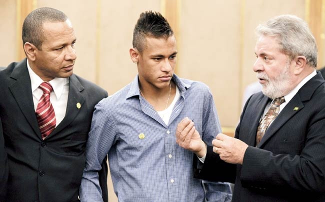 Sau Messi, Mascherano, den luot Neymar bi buoc toi tron thue hinh anh