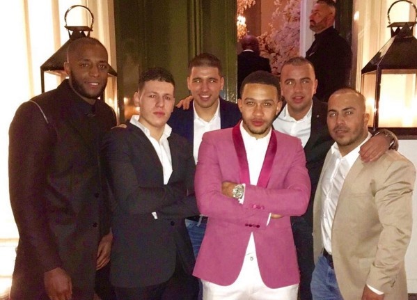 MU thua tran, Depay van to chuc sinh nhat linh dinh hinh anh