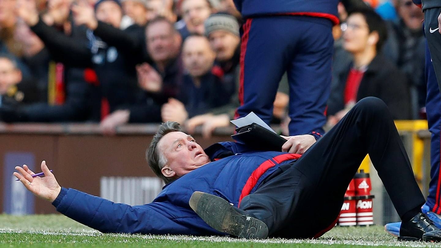 Van Gaal xin loi sau pha an va tren duong pitch hinh anh