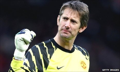 Van der Sar tai xuat sau 5 nam giai nghe hinh anh