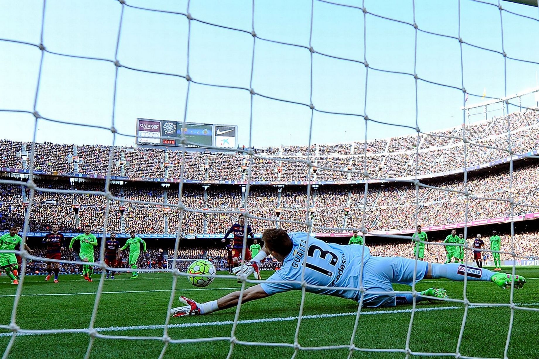 Messi đá hỏng penalty ảnh 1 Messi da hong penalty anh 1