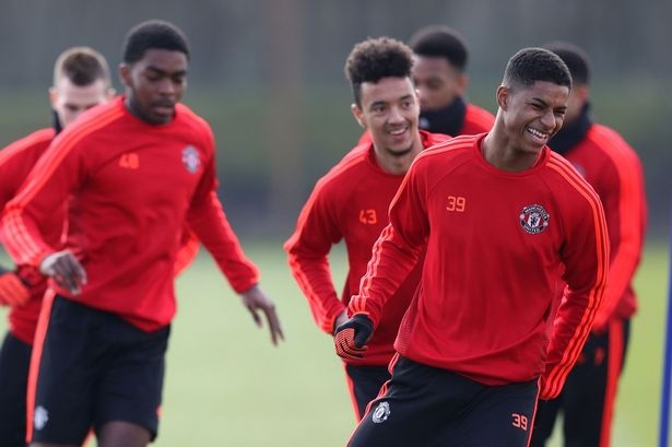 Marcus Rashford bi cam den phong thay do anh 1