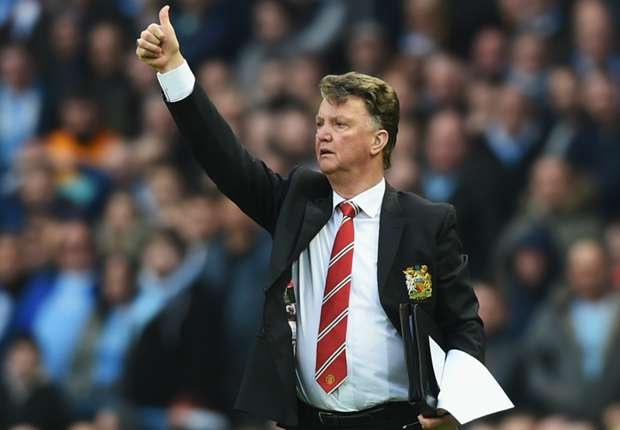 Sir Alex benh vuc Louis Van Gaal anh 1