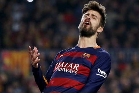 Pique khau chien voi chi gai Ronaldo hinh anh