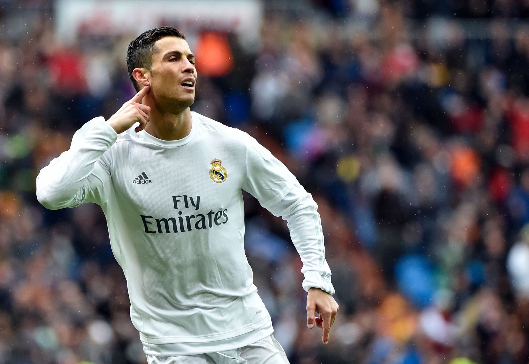 Bi Benitez coi thuong, Ronaldo gui USB ban thang dap tra hinh anh