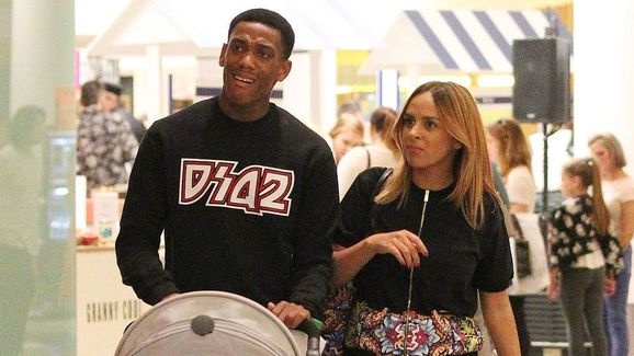 Martial dinh nghi an ngoai tinh voi thi sinh X-Factor hinh anh