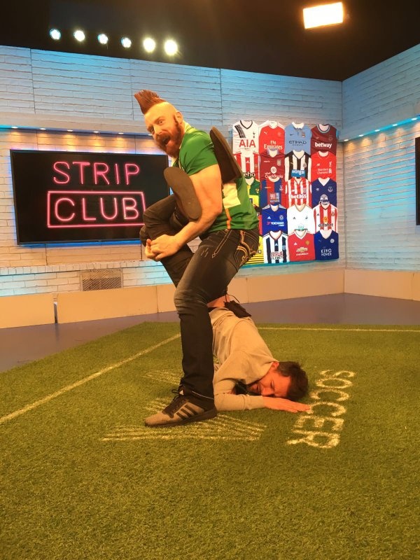 đô vật WWE thách đấu Rooney ảnh 1 do vat WWE thach dau Rooney anh 1