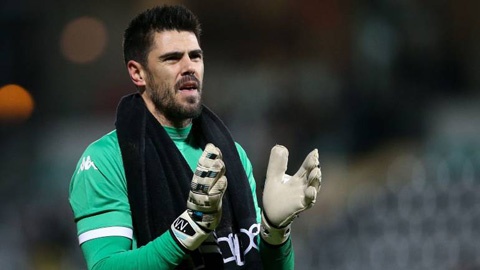 Valdes bi Standard Liege tra ve MU truoc thoi han hinh anh