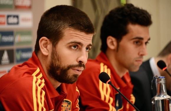 Pique bat ngo lam hoa voi Arbeloa hinh anh