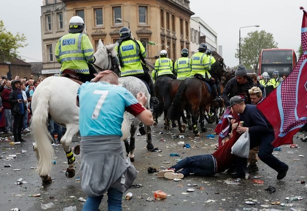 cổ động viên tấn công xe MU ảnh 2 co dong vien tan cong xe MU anh 2