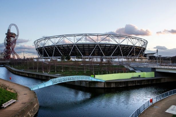 Chelsea muon dung chung san van dong voi West Ham hinh anh