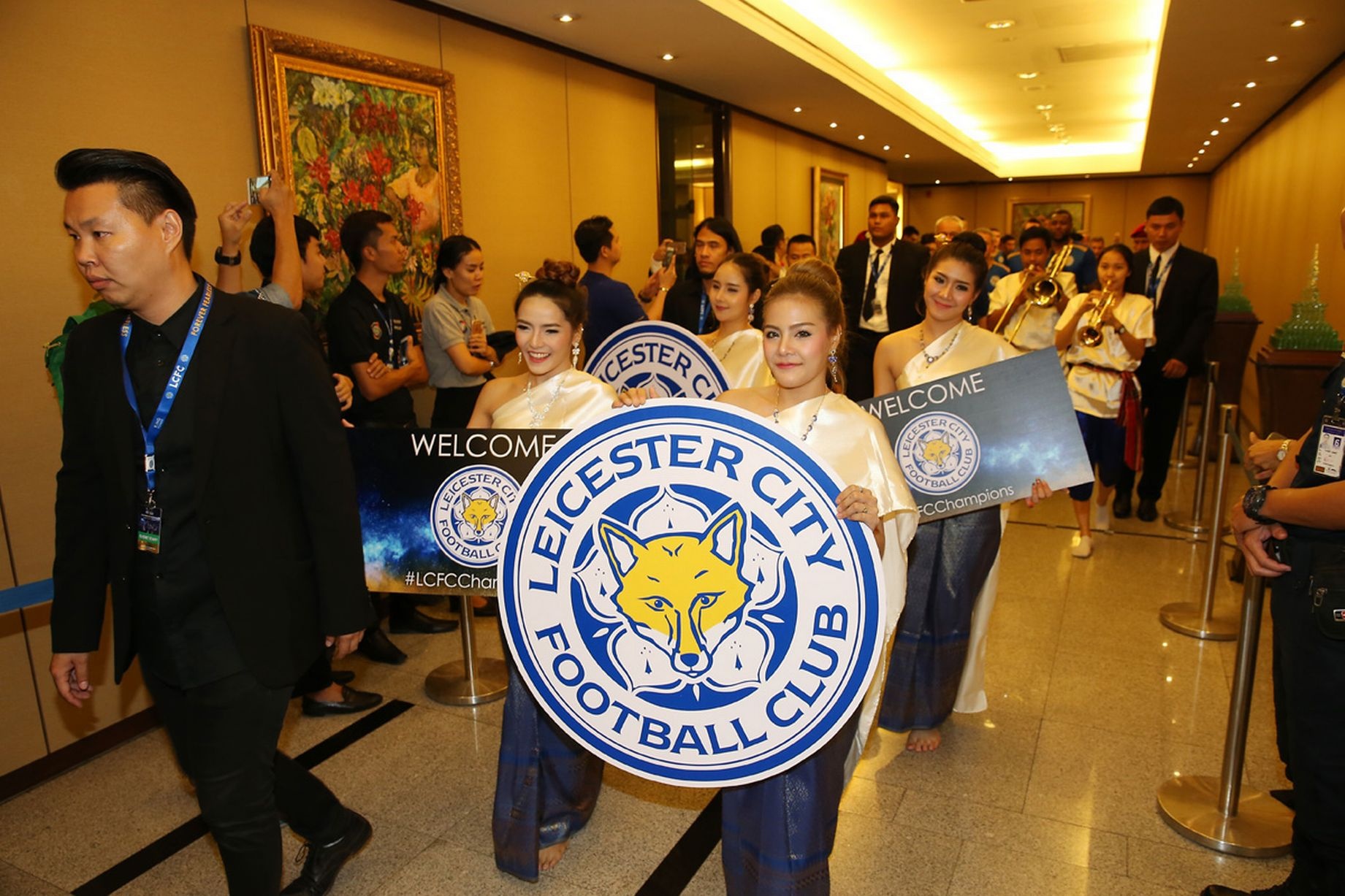 Leicester City duoc chao don nhu nguoi hung tai Thai Lan hinh anh