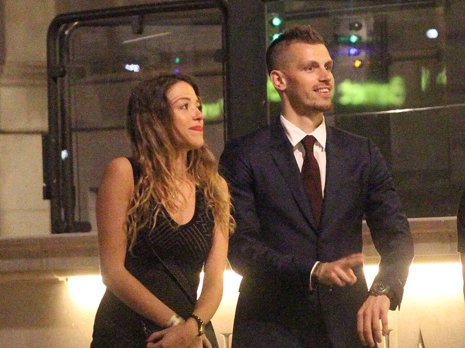 Van Gaal vang mat trong bua tiec an mung FA Cup hinh anh