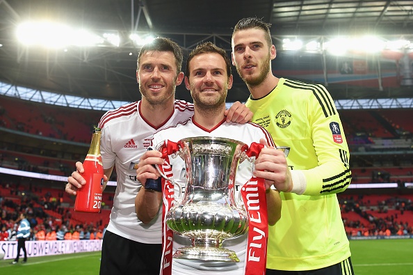 MU dung truoc nguy co mat cung luc 4 tru cot hinh anh