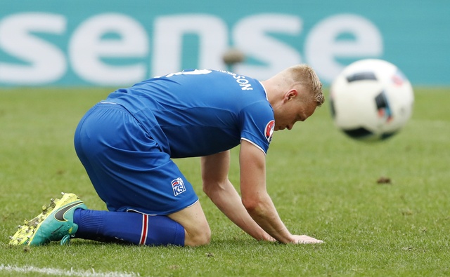 Iceland vs Hungary (1-1): Cam vang lai de vang roi hinh anh