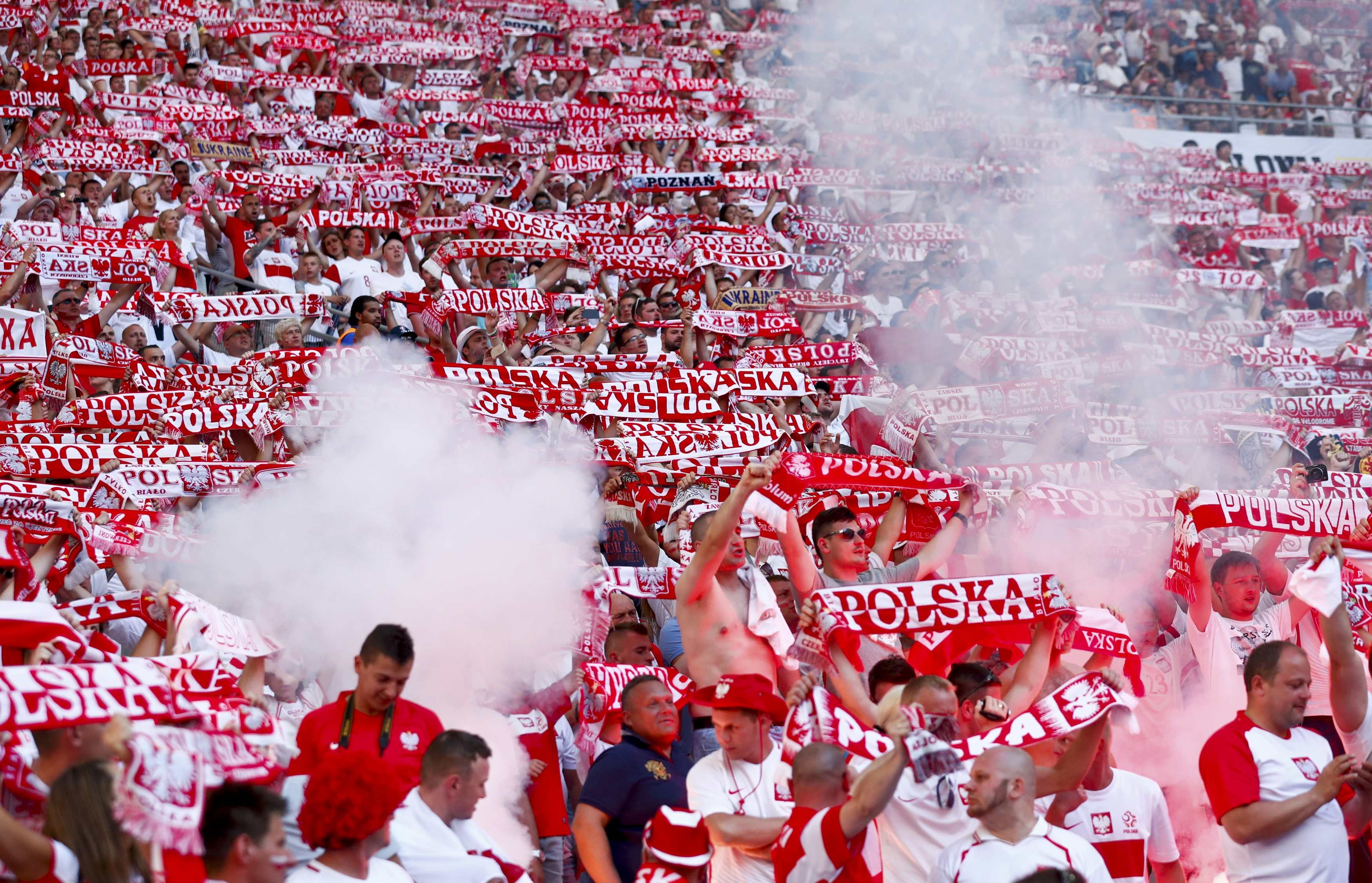 CDV nhuom do Velodrome sau khi Ba Lan vuot qua vong bang hinh anh