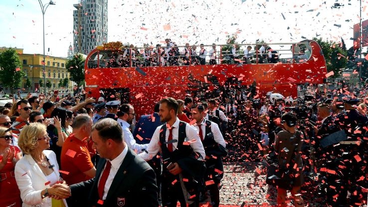 Albania tro ve nhu nguoi hung du bi loai hinh anh