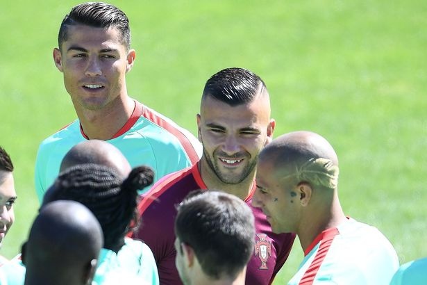 Ronaldo sung so voi kieu toc moi cua Quaresma hinh anh