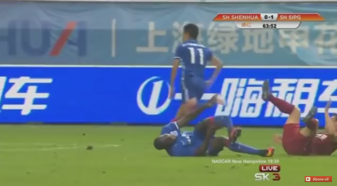 demba ba gãy chân ảnh 1 demba ba gay chan anh 1