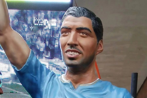 Tham hoa dieu khac mang ten Luis Suarez tai que nha hinh anh