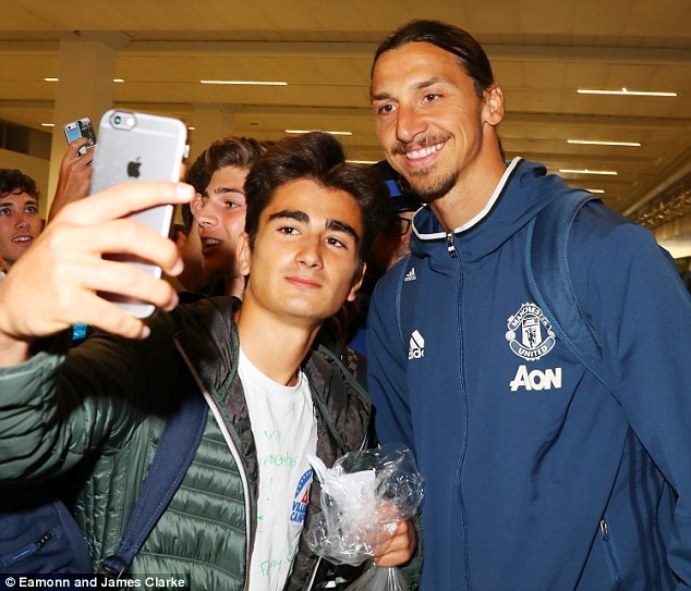 ibrahimovic ra mat MU anh 4