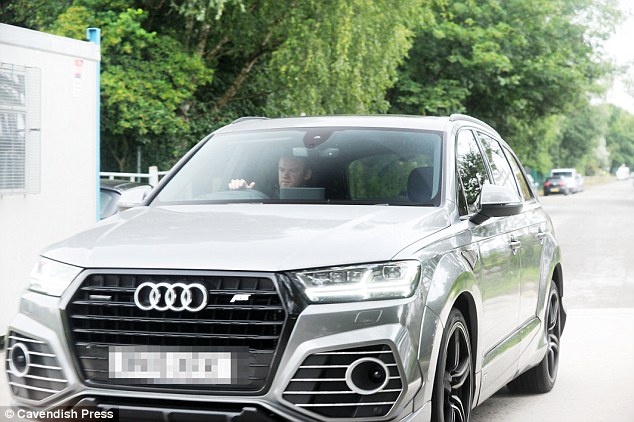 Sao MU lai sieu xe den san tap anh 1