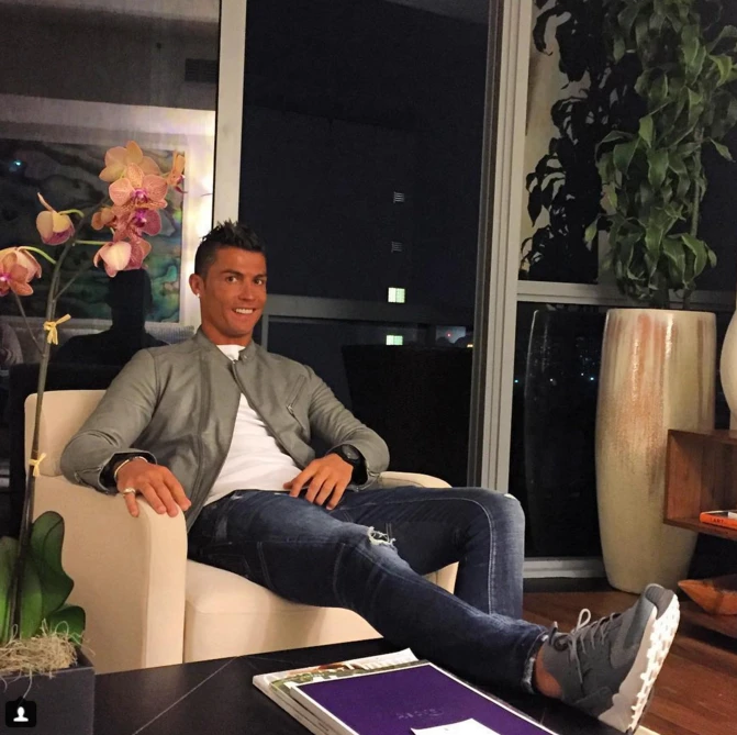 Ronaldo dong gia com anh 1