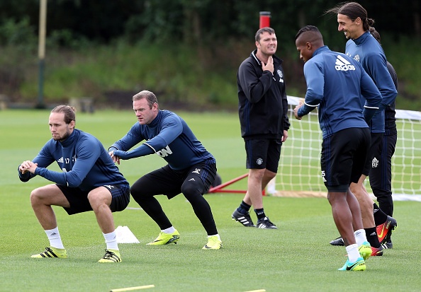 Cầu thủ MU chơi bóng chuyền trước trận Siêu Cúp ảnh 1 Cau thu MU choi bong chuyen truoc tran Sieu Cup anh 1