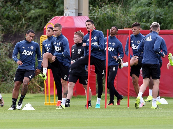 Cầu thủ MU chơi bóng chuyền trước trận Siêu Cúp ảnh 2 Cau thu MU choi bong chuyen truoc tran Sieu Cup anh 2