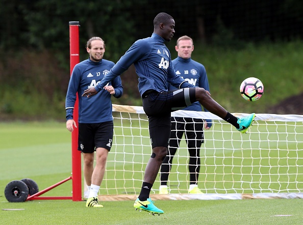 Cầu thủ MU chơi bóng chuyền trước trận Siêu Cúp ảnh 3 Cau thu MU choi bong chuyen truoc tran Sieu Cup anh 3