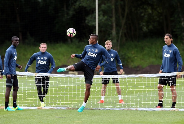 Cầu thủ MU chơi bóng chuyền trước trận Siêu Cúp ảnh 6 Cau thu MU choi bong chuyen truoc tran Sieu Cup anh 6