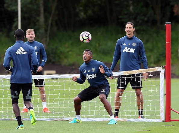 Cầu thủ MU chơi bóng chuyền trước trận Siêu Cúp ảnh 7 Cau thu MU choi bong chuyen truoc tran Sieu Cup anh 7