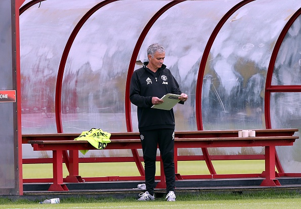 Cầu thủ MU chơi bóng chuyền trước trận Siêu Cúp ảnh 9 Cau thu MU choi bong chuyen truoc tran Sieu Cup anh 9