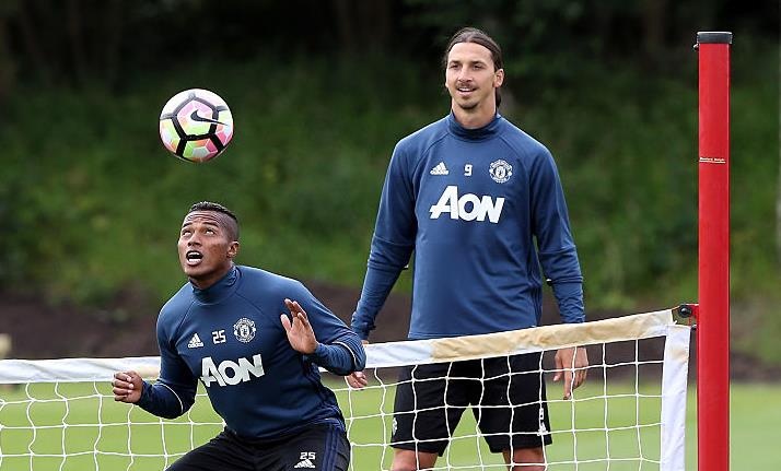 Cau thu MU choi bong chuyen truoc them tran Sieu cup hinh anh