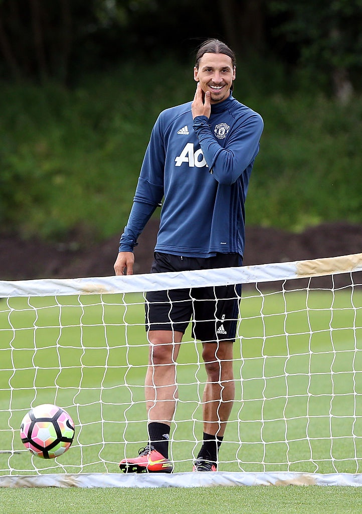 Cầu thủ MU chơi bóng chuyền trước trận Siêu Cúp ảnh 5 Cau thu MU choi bong chuyen truoc tran Sieu Cup anh 5